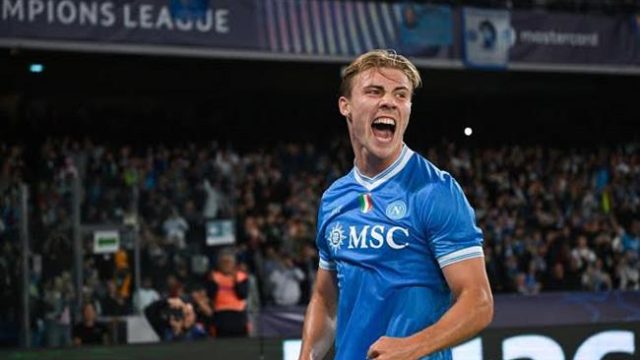 MU bị chỉ trích vì bán Rasmus Hojlund