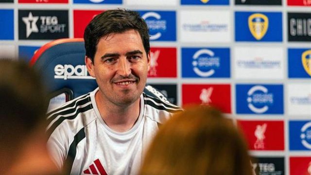 Iraola tạm gác tình bạn với Xabi Alonso để hướng tới chiến thắng tại Carabao Cup