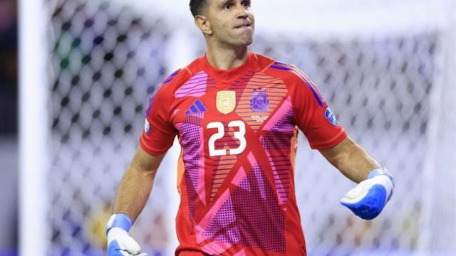 Chelsea đón tin vui về chấn thương của Emi Martinez